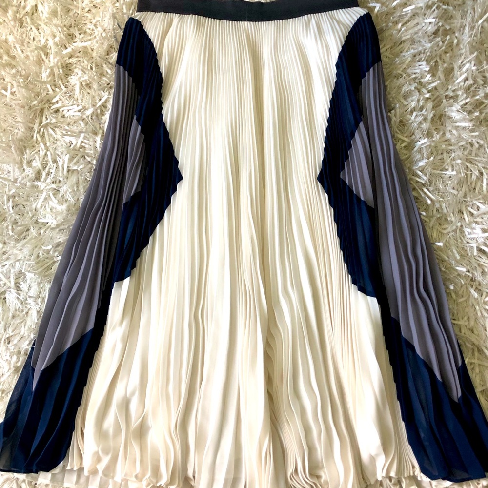 Very pretty, flirty Rebecca Taylor skirt - Picture 2 of 10